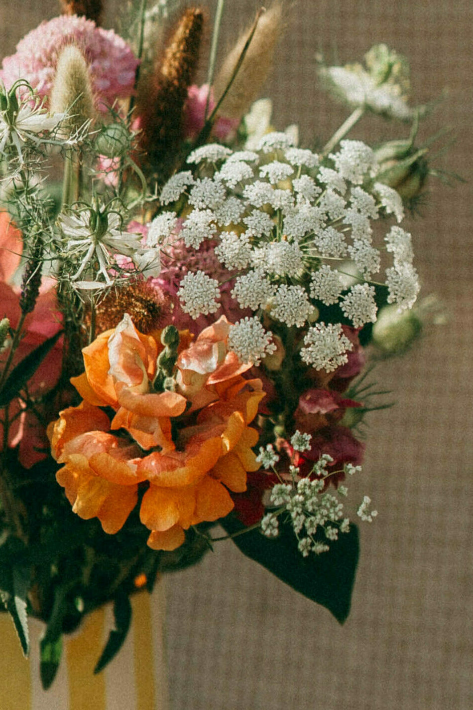 Bouquet dans vase rayé Bouquet dans vase rayé